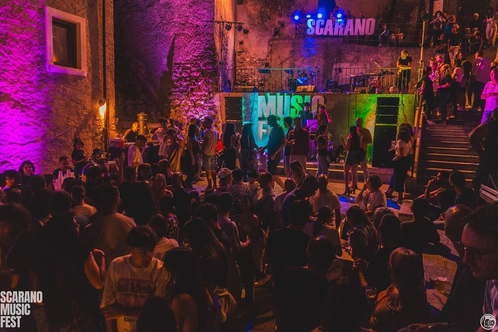 Crowd e palco illuminato durante lo Scarano Music Fest 2026 a Saracena