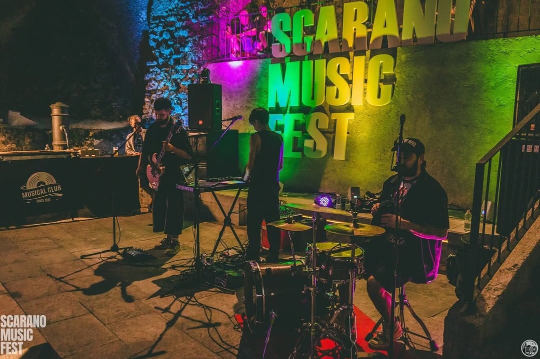 Band dal vivo sul palco dello Scarano Music Fest tra luci colorate